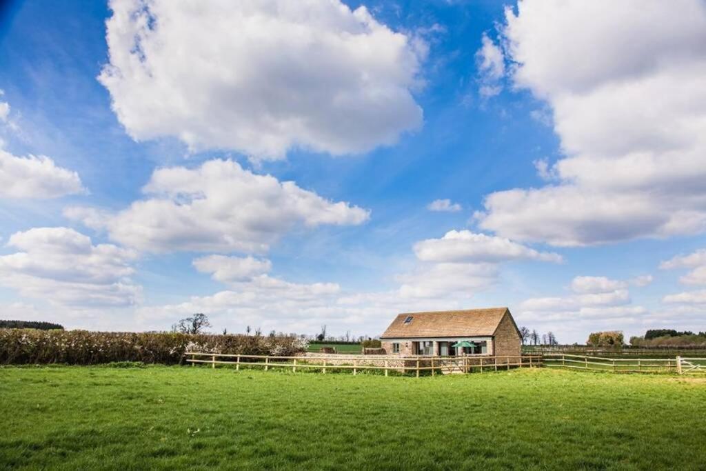 Secluded Romantic Cotswolds Barn - Sleeps 2 To 4 - Near Cirencester - Dog Friendly Villa Kemble Buitenkant foto