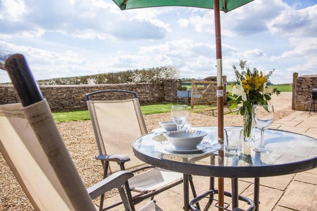 Secluded Romantic Cotswolds Barn - Sleeps 2 To 4 - Near Cirencester - Dog Friendly Villa Kemble Buitenkant foto