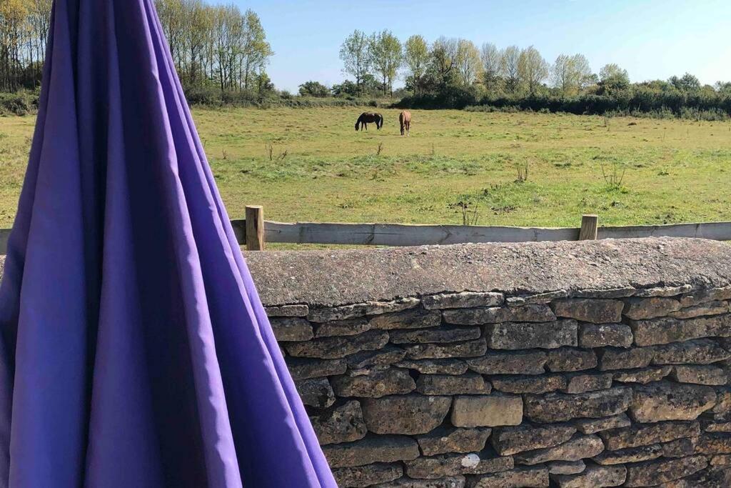 Secluded Romantic Cotswolds Barn - Sleeps 2 To 4 - Near Cirencester - Dog Friendly Villa Kemble Buitenkant foto