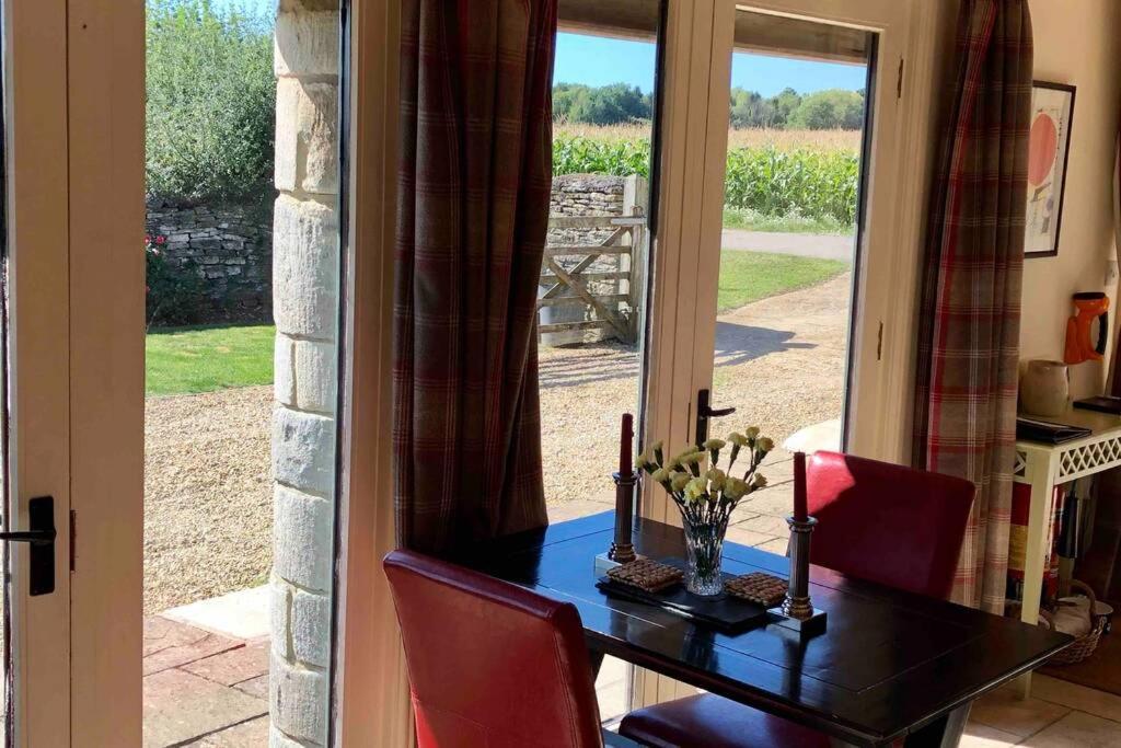 Secluded Romantic Cotswolds Barn - Sleeps 2 To 4 - Near Cirencester - Dog Friendly Villa Kemble Buitenkant foto