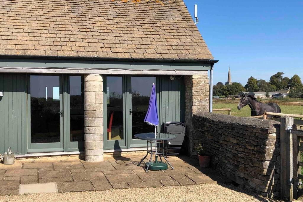Secluded Romantic Cotswolds Barn - Sleeps 2 To 4 - Near Cirencester - Dog Friendly Villa Kemble Buitenkant foto