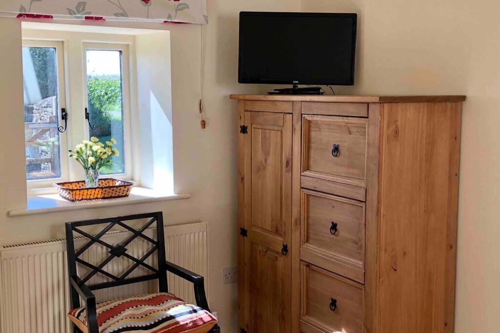 Secluded Romantic Cotswolds Barn - Sleeps 2 To 4 - Near Cirencester - Dog Friendly Villa Kemble Buitenkant foto