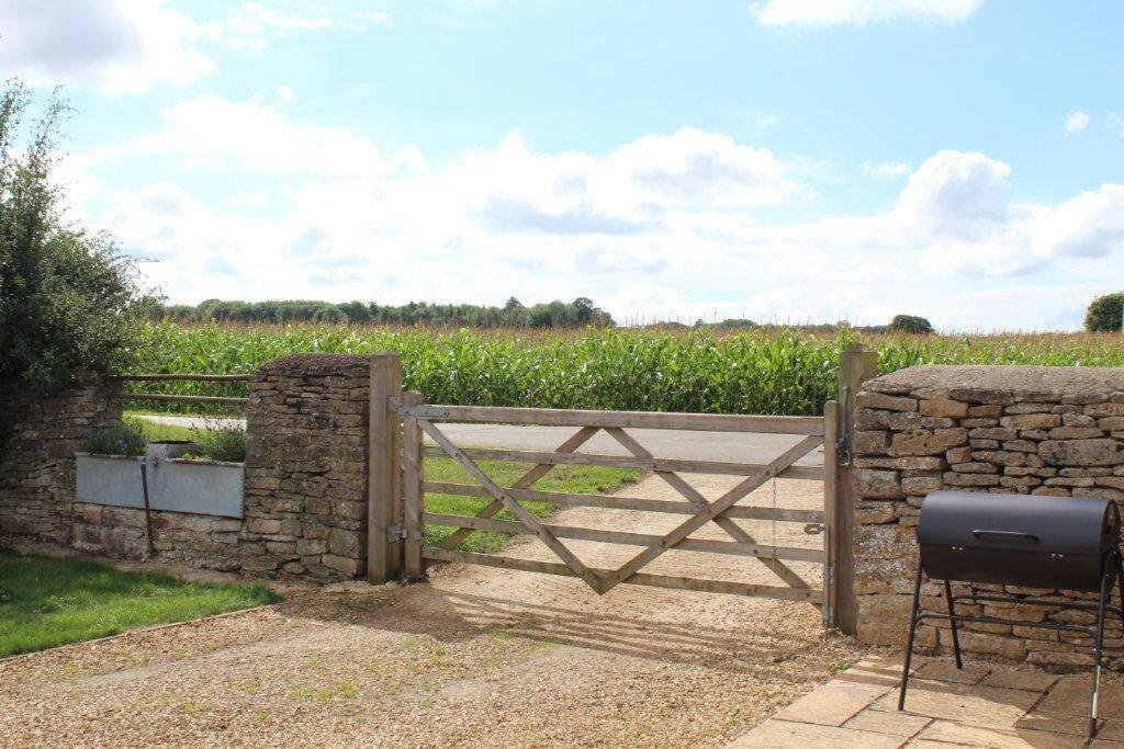 Secluded Romantic Cotswolds Barn - Sleeps 2 To 4 - Near Cirencester - Dog Friendly Villa Kemble Buitenkant foto