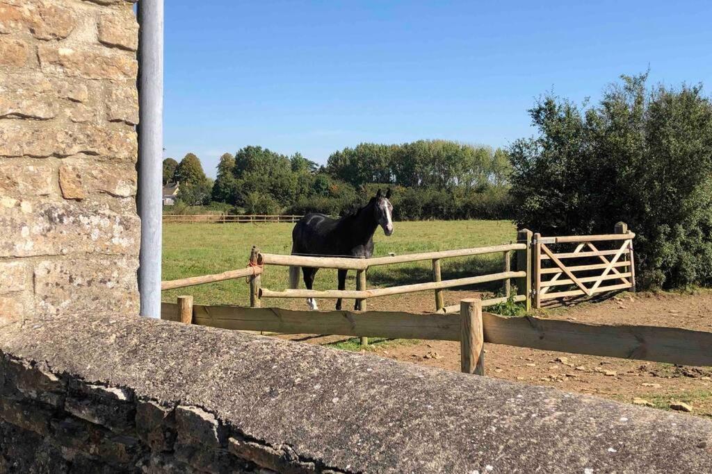 Secluded Romantic Cotswolds Barn - Sleeps 2 To 4 - Near Cirencester - Dog Friendly Villa Kemble Buitenkant foto